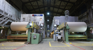 Zwei Papiermaschinen in einer Produktionshalle